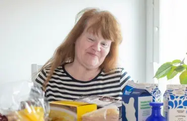 Kokematon lääkäri tuhosi Marjan silmät – Seiskan tarjoama apu tuo iloa elämään: ”Nyt kotini pysyy puhtaana!”