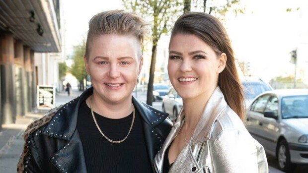 Saara Aallon tuore Meri-vaimo: Sukunimi aiheutti ongelmia golf-kentällä! Saara ja Meri Aalto