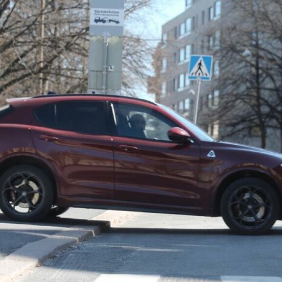 Minttu kurvailee Kimin Alfa Romeolla, joka kiihtyy nollasta sataan 2,8 sekunnissa. Auton huippunopeus on 283 km/h. Minttu kurvailee Kimin Alfa Romeolla, joka kiihtyy nollasta sataan 2,8 sekunnissa. Auton huippunopeus on 283 km/h.