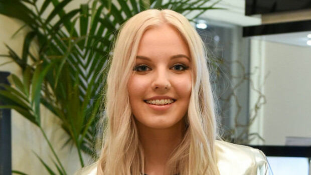 Avara kaula-aukko ja keskisormet pystyssä! Popkaunotar Tuuli, 21, paljasti YouTubessa olevansa neitsyt - sai valtavan palauteryöpyn somessa! Tuuli Oikarinen
