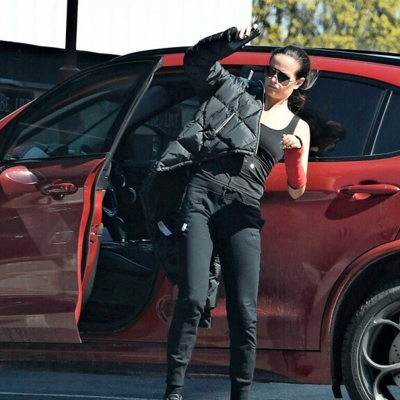 Toppiin sonnustautunut Minttu halusi kuntosalin parkkipaikalla pujottaa untuva- takin ylleen, mutta temppu oli kipsatun käden vuoksi haastava. Toppiin sonnustautunut Minttu halusi kuntosalin parkkipaikalla pujottaa untuva- takin ylleen, mutta temppu oli kipsatun käden vuoksi haastava.