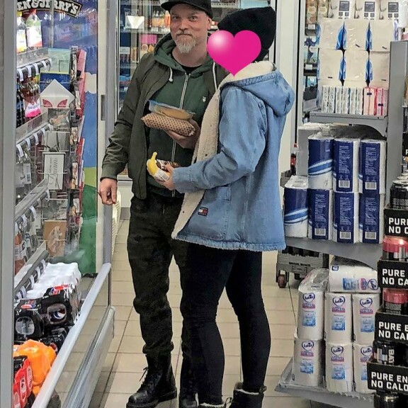 Nikolla oli hymy herkässä, kun hän pysähtyi seuralaisensa kanssa valitsemaan juomia kylmähyllystä. Nikolla oli hymy herkässä, kun hän pysähtyi seuralaisensa kanssa valitsemaan juomia kylmähyllystä.