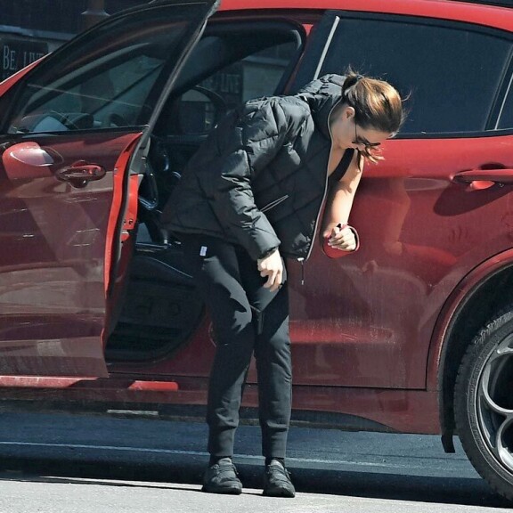 Minttu pisti ovelasti kännykkänsä polviensa väliin, jotta pystyi pukemaan takin ylleen. Minttu pisti ovelasti kännykkänsä polviensa väliin, jotta pystyi pukemaan takin ylleen.