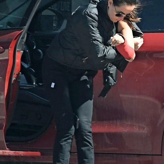 Vääntöä ja kääntöä tarvittiin, kunnes kipsi oli vihdoin saatu hihan läpi. Vääntöä ja kääntöä tarvittiin, kunnes kipsi oli vihdoin saatu hihan läpi.