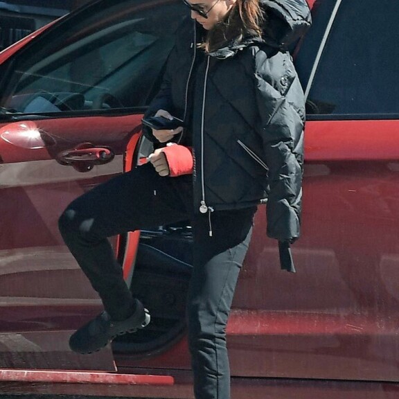 Käsiä ei riittänyt Alfa Romeon oven sulkemiseen, joten Minttu työnsi jalalla etuoven kiinni. Käsiä ei riittänyt Alfa Romeon oven sulkemiseen, joten Minttu työnsi jalalla etuoven kiinni.