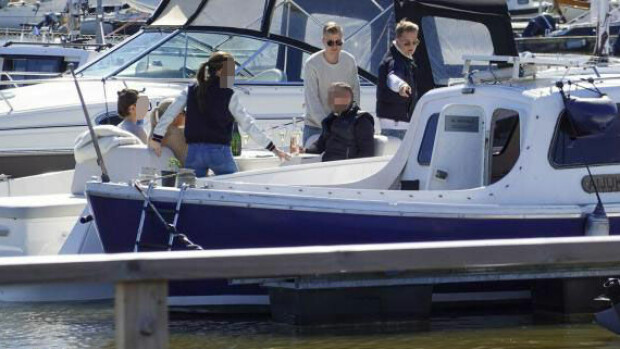 Paparazzikuvat! Cheek kipparoi ökyvenettä ja pokeritähti Jens Kyllönen litki viiniä! Cheek