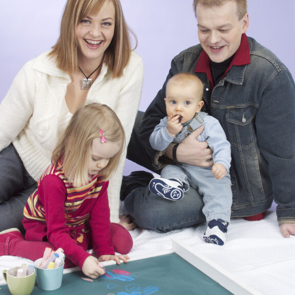 Westerlundien perhekuvauksissa vuonna 2004 nelivuotias Bella piirtää rauhallisesti äitinsä juurella, kun vuoden vanha Rock ihmettelee maailmaa isänsä sylissä. Westerlundit