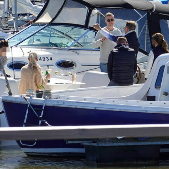 Paparazzikuvat! Cheek kipparoi ökyvenettä ja pokeritähti Jens Kyllönen litki viiniä! Cheek