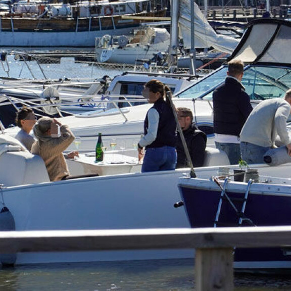 Jens ryhtyi oitis toimeen. Jens ryhtyi oitis toimeen.