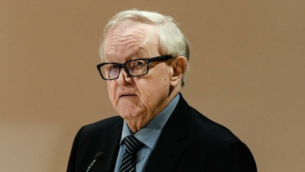 Oma kuski vie kauppaan! Koronasta toipunut presidentti Martti Ahtisaari, 82, näyttäytyi ulkona – paparazzikuvat! Martti Ahtisaari