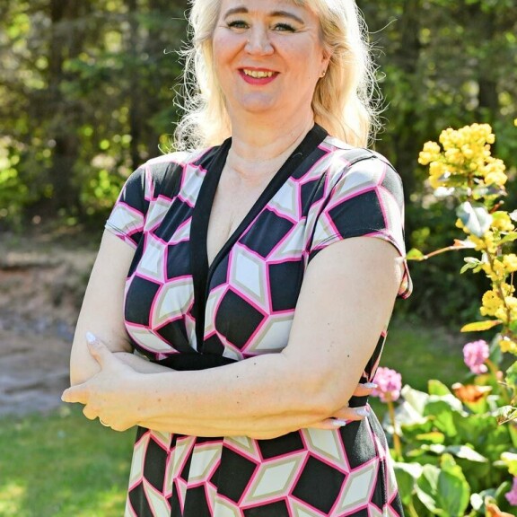 Anne Marie, 59, on luonnonläheinen ihminen, joka rakastaa etenkin löytöeläimiä. Kotoa löytyy kolme papukaijaa ja Virosta pelastettu koiravanhus. Anne Marie, 59, on luonnonläheinen ihminen, joka rakastaa etenkin löytöeläimiä. Kotoa löytyy kolme papukaijaa ja Virosta pelastettu koiravanhus.