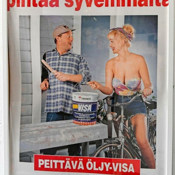 Itseironiaa löytyy niin Panu-mainoksista kuin niiden mallilta. Kuva on Anne Marien säästämästä 1990-luvun alun mainoksesta. Itseironiaa löytyy niin Panu-mainoksista kuin niiden mallilta. Kuva on Anne Marien säästämästä 1990-luvun alun mainoksesta.