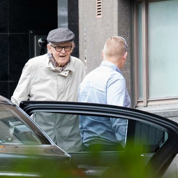 Presidentti Martti Ahtisaari pääsee hoitamaan asioitaan, sillä hänellä on yhä oma autonkuljettaja käytettävissään. Presidentti Martti Ahtisaari pääsee hoitamaan asioitaan, sillä hänellä on yhä oma autonkuljettaja käytettävissään.