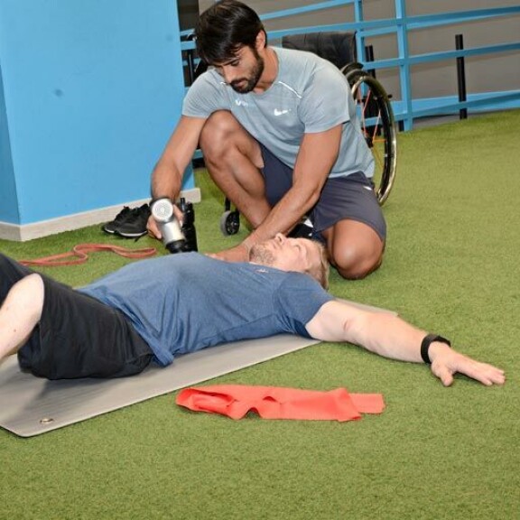 Argentiinalainen personal trainer Nacho auttaa seuraamaan Lepen valmentajan Juha Flinckin antamia ohjeita ja tarkkailee digitekniikalla kehitystä. Argentiinalainen personal trainer Nacho auttaa seuraamaan Lepen valmentajan Juha Flinckin antamia ohjeita ja tarkkailee digitekniikalla kehitystä.