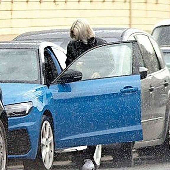Veronican auto seisoi koko pitkän viikonlopun Juhanin kodin lähellä. Veronican auto seisoi koko pitkän viikonlopun Juhanin kodin lähellä.