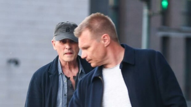 Upeat daamit mukana! Mika Salon ja Pako-sarjan Robert Knepperin seurue käänsi katseita Helsingissä – paparazzikuvat! Mika Salo ja Robert Knepper