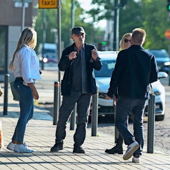 Robert varasti heti huomion ryhtymällä hassuttelemaan kunnon show-miehen elkein. Robert varasti heti huomion ryhtymällä hassuttelemaan kunnon show-miehen elkein.