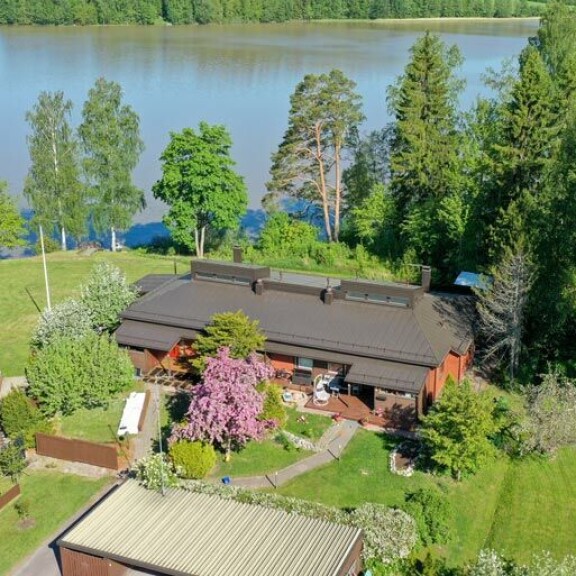 Antti omistaa Tuusulassa 125-neliöisen paritalon puolikkaan. Antti omistaa Tuusulassa 125-neliöisen paritalon puolikkaan.