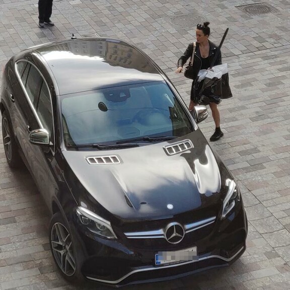 Kohukaunotar sisustuskaupoilla! Martina Aitolehti törkyparkkeerasi öky-Mersunsa – kuva! Martina Aitolehti ja auto.