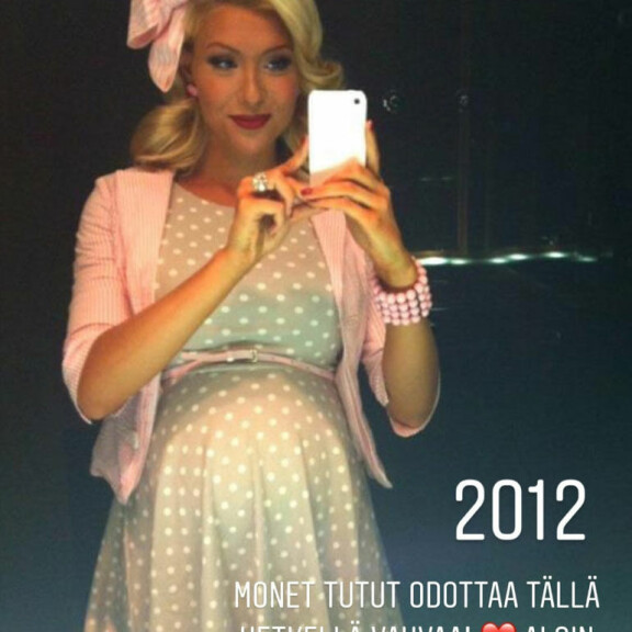 Vessaselfie vauvavatsalla. Kuvakaappaus Maisan Instagram-tarinoista. Maisa Torppa raskaus 1