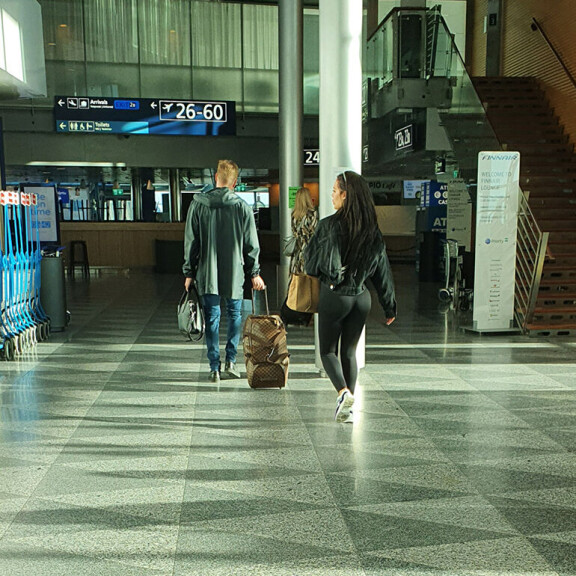 Kuva: Sofia Belórf ja Stefan Therman karkasivat kahdestaan ulkomaille - ökymatkalaukku herätti huomiota, minne jäi Bambi-koira? Sofia ja Stefu lentokentällä