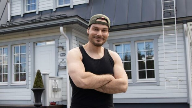 Eronnut laulaja Tommi Soidinmäki esittelee 178 neliön poikamiesboksinsa – ”Rakensin miesluolan!” Tommi Soidinmäki