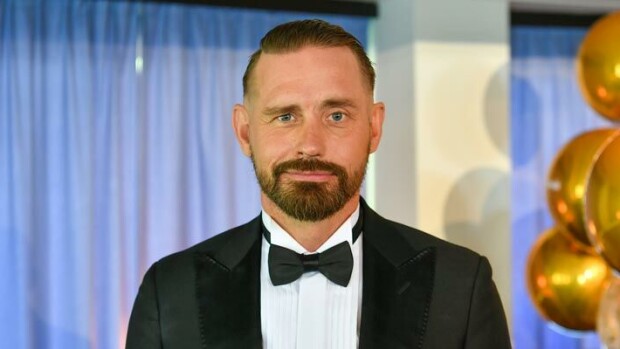 Veli kauppaa keikkoja! Ohjelmatoimistosta riitaisasti lähteneen Lauri Tähkän Raikuli-firma teki komean tuloksen! Lauri Tähkä