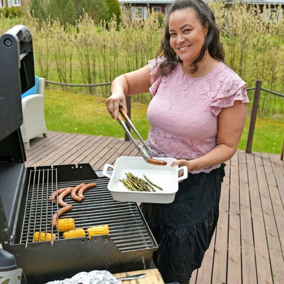Grilli kuumana ja grillaaja kauniina! Herkulliset fileepihvit kävivät Lolan grillissä, ja nyt kypsyvät chorizo-makkarat. Grilli kuumana ja grillaaja kauniina! Herkulliset fileepihvit kävivät Lolan grillissä, ja nyt kypsyvät chorizo-makkarat.