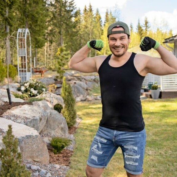 Ison pihan hoitaminen pitää raamikkaan miehen osaltaan mukavassa kunnossa. Ison pihan hoitaminen pitää raamikkaan miehen osaltaan mukavassa kunnossa.