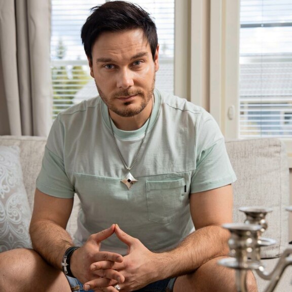 Mies omillaan. Tommi Soidinmäki asuu erossa vaimostaan, ja kuuden kuukauden harkinta-aika kuluu kalenterissa. Mies omillaan. Tommi Soidinmäki asuu erossa vaimostaan, ja kuuden kuukauden harkinta-aika kuluu kalenterissa.