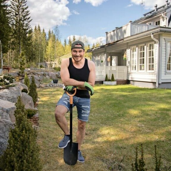 Työtä riittää, sillä Tommi muokkaa puutarhaan kivirinnettä. Tarkoitus on tehdä samalla myös vesirakentamista pihalle. Työtä riittää, sillä Tommi muokkaa puutarhaan kivirinnettä. Tarkoitus on tehdä samalla myös vesirakentamista pihalle.