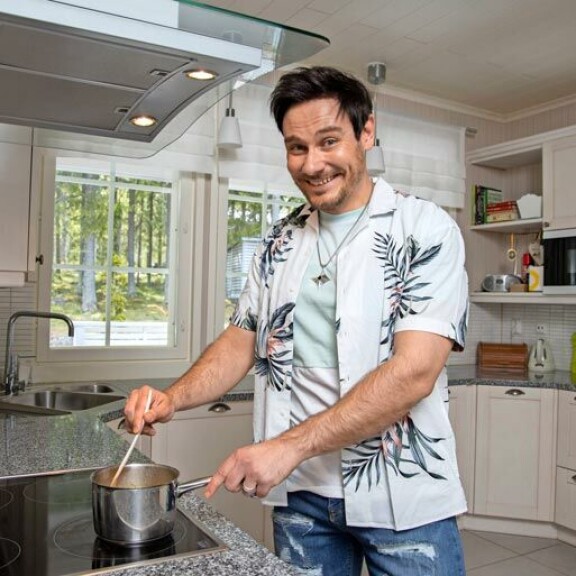 Tangokuningas viihtyy myös keittiössä. – Viime aikoina olen kyllä saanut paljon apua rakkaalta äidiltäni. Bravuurini on lasagne. Tangokuningas viihtyy myös keittiössä. – Viime aikoina olen kyllä saanut paljon apua rakkaalta äidiltäni. Bravuurini on lasagne.