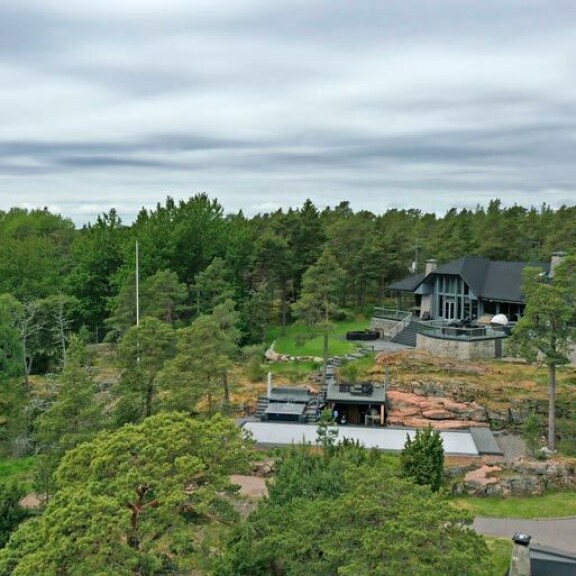 Uudet ilmakuvat paljastavat, että Kimi on teettänyt mittavat louhintatyöt tontillaan. Rinteeseen on rakennettu uima-allas ja pitsauunilla varustettu terassi. Uudet ilmakuvat paljastavat, että Kimi on teettänyt mittavat louhintatyöt tontillaan. Rinteeseen on rakennettu uima-allas ja pitsauunilla varustettu terassi.