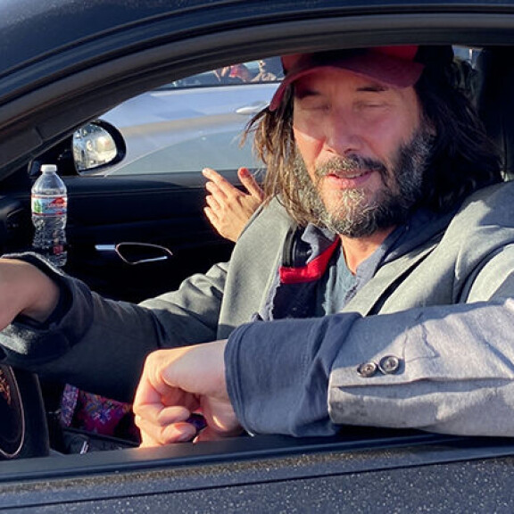 Maksaisitko 49 000 euroa treffeistä tämän resupekan kanssa? Joku maksoi - tuoreet kuvat Keanu Reevesistä lennättävät selälleen! Keanu Reeves