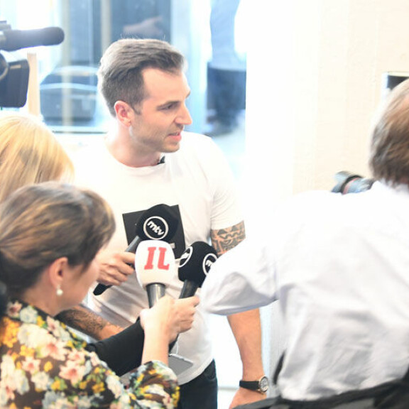 Media piiritti Ranta-ahon, kun hän asteli käräjäoikeuteen sisään. Media piiritti Ranta-ahon, kun hän asteli käräjäoikeuteen sisään.