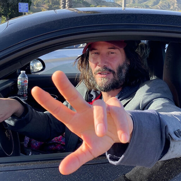 Maksaisitko 49 000 euroa treffeistä tämän resupekan kanssa? Joku maksoi - tuoreet kuvat Keanu Reevesistä lennättävät selälleen! Keanu Reeves