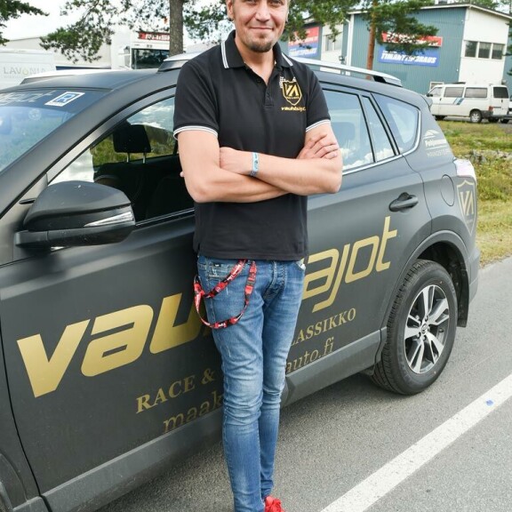 Suomalaisjulkkisten kesäsuunnitelmat uusiksi: Esko Eerikäiseltä suli 25 000 euron tienestit – Akseli Herlevi ei jäänyt tuleen makaamaan! Kalle Keskinen