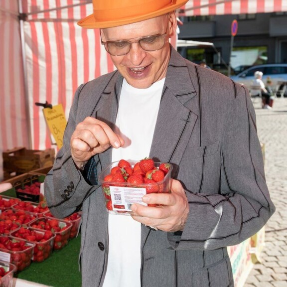 Jorma on tuttu näky Töölöntorilla kahvilla ja ostamassa marjoja. Jorma on tuttu näky Töölöntorilla kahvilla ja ostamassa marjoja.