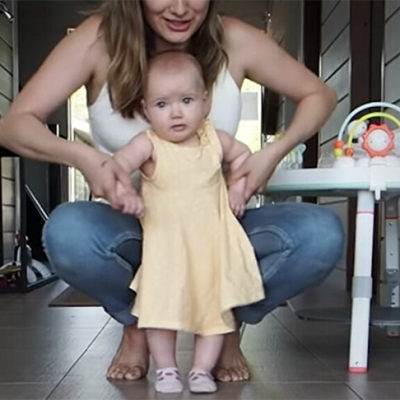 Alussa Sophia vaikuttaa hieman epävarmalta.; Chachi ja Sophia