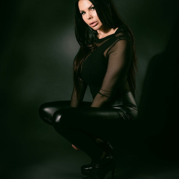 Oho, kohukaunotar Suvi Pitkänen debytoi artistina: mutta uudella kappaleella laulaa ihan joku muu kuin Suvi - kuuntele! Suvi Pitkänen