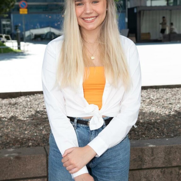 Sisäkatto romahti! Tommi Korpela televisiosta tutun mökkinsä vaurioista: ”Saadaan varmasti kuntoon!” Linnea Skog