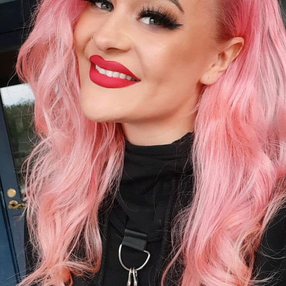 Janely laulaa Suvi Pitkäsen debyyttisinglellä. Janely laulaa Suvi Pitkäsen debyyttisinglellä.