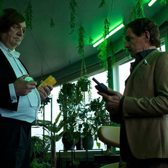 Jukka Puotila (oikealla) on filmin pääpahis. Jussi Lampi esittää hänen palvelijaansa. Kummeli esittää: Kontio ja Parmas -elokuva