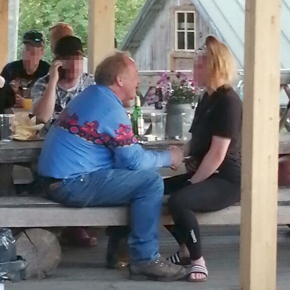 Lomalla oleva Teuvo on nähty Viitasaarella naisseurassa. Lomalla oleva Teuvo on nähty Viitasaarella naisseurassa.