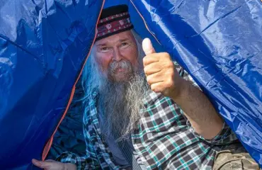 Erakkona elävä Antti viihtyy Lapin hiljaisuudessa – Seiska toi iloa erämiehelle: ”Saan toteutettua haaveeni!” 