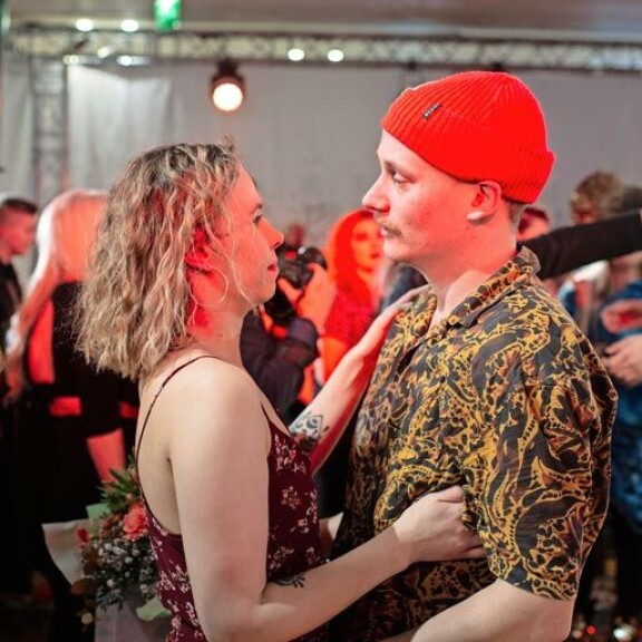 Kristian Heiskari voitti Big Brotherin viime marraskuussa. Studioyleisössä häntä oli vastassa Satu-rakas, josta hän on nyt kaikessa hiljaisuudessa eronnut. Kristian Heiskari voitti Big Brotherin viime marraskuussa. Studioyleisössä häntä oli vastassa Satu-rakas, josta hän on nyt kaikessa hiljaisuudessa eronnut.