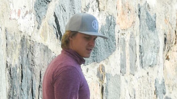 Läpsyttimet jalassa pitkin Helsingin katuja! Kiekkotähti Mikael Granlund ulkoilutti koiraansa – kuva! Mikael Granlund