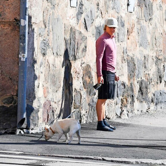 Mikke odotteli kärsivällisesti, kun Rafa nuuhki paikkoja. Jalassa oli kiekkoilijalla nuorten suosimat läpsyttimet. Mikke odotteli kärsivällisesti, kun Rafa nuuhki paikkoja. Jalassa oli kiekkoilijalla nuorten suosimat läpsyttimet.