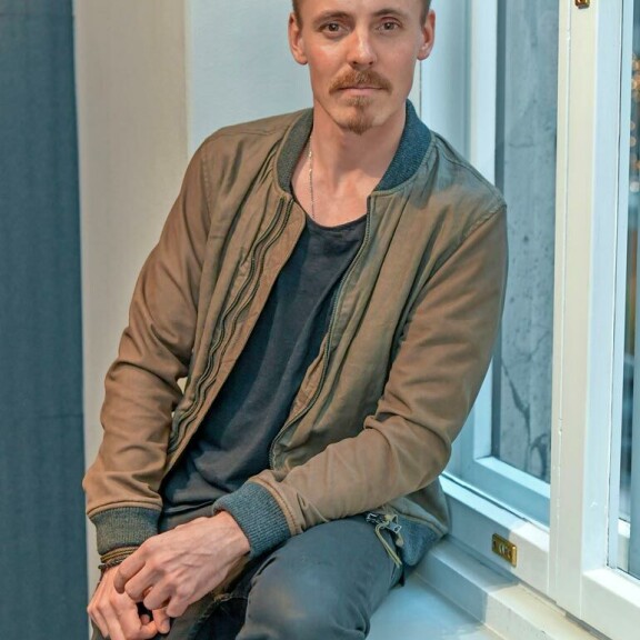 Jasper Pääkkönen on tunnetusti innokas kalamies. Luulisi, että hänellä olisi kova kiire rakentaa oma kalamaja jo Kotkankin vesille. Jasper Pääkkönen on tunnetusti innokas kalamies. Luulisi, että hänellä olisi kova kiire rakentaa oma kalamaja jo Kotkankin vesille.