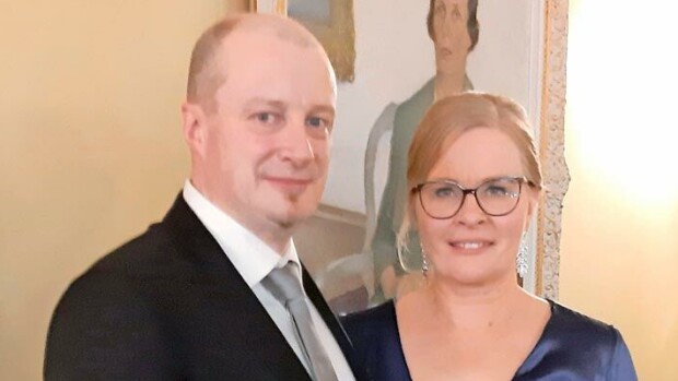Kesähäät! Tangokuningas ja kansanedustaja naimisiin – yllättynyt morsian Seiskalle: ”Voi hyvänen aika!” Erkki Räsänen ja Hanna Huttunen
